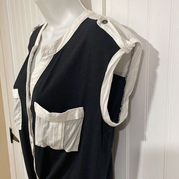 Chloe K cute, black & white crop top with front tie size M - Picture 3 of 7